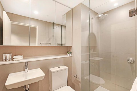 Astra Apartments Docklands - Accommodation Cairns 4