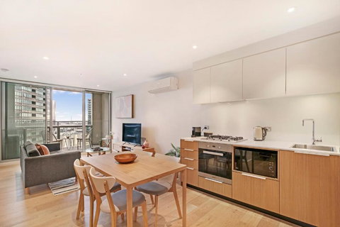 Astra Apartments Docklands - Accommodation Cairns 2