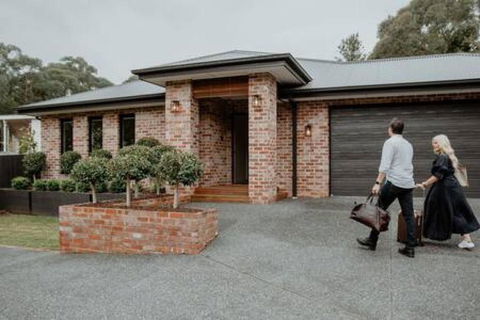 BADGER HOUSE - 4 Bed, 4 Bath, Stunning Entertainer Plus Fire - Accommodation Cairns 1