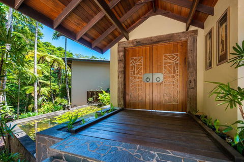 Barong Luxury Home Overlooking Cairns Unrivalled Privacy And Location Search Barongcairns - Accommodation Cairns 4