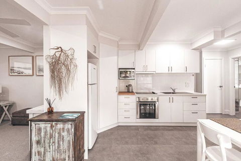 BAY PROPERTIES . Summer Salt On Main - Accommodation Cairns 4