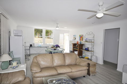 Retro Beach Flat - Accommodation Cairns 3