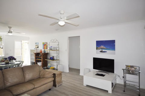 Retro Beach Flat - Accommodation Cairns 4