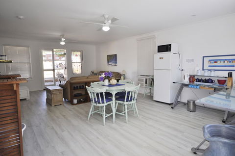 Retro Beach Flat - Accommodation Cairns 10