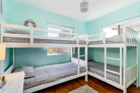 Charm And Comfort In This Ground Floor Unit With Water Views! Welsby Pde, Bongaree - Accommodation Cairns 13