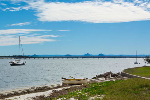 Charm And Comfort In This Ground Floor Unit With Water Views! Welsby Pde, Bongaree - Accommodation Cairns 6