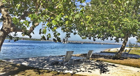 Charm And Comfort In This Ground Floor Unit With Water Views! Welsby Pde, Bongaree - Accommodation Cairns 7