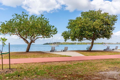 Charm And Comfort In This Ground Floor Unit With Water Views! Welsby Pde, Bongaree - Accommodation Cairns 15