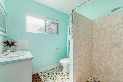 Charm And Comfort In This Ground Floor Unit With Water Views! Welsby Pde, Bongaree - Accommodation Cairns 11
