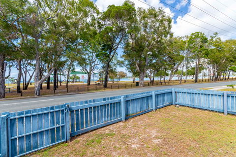 Charm And Comfort In This Ground Floor Unit With Water Views! Welsby Pde, Bongaree - Accommodation Cairns 12