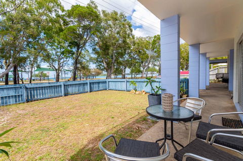 Charm And Comfort In This Ground Floor Unit With Water Views! Welsby Pde, Bongaree - Accommodation Cairns 0