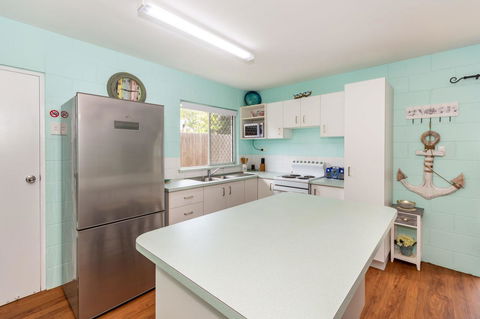 Charm And Comfort In This Ground Floor Unit With Water Views! Welsby Pde, Bongaree - Accommodation Cairns 10