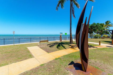 Charm And Comfort In This Ground Floor Unit With Water Views! Welsby Pde, Bongaree - Accommodation Cairns 5