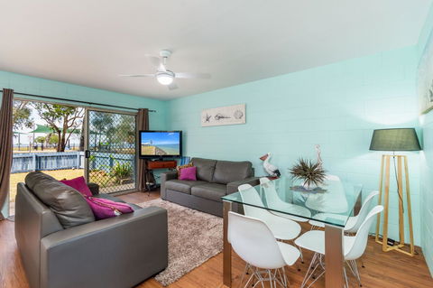 Charm And Comfort In This Ground Floor Unit With Water Views! Welsby Pde, Bongaree - Accommodation Cairns 14