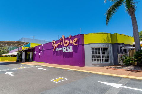 Charm And Comfort In This Ground Floor Unit With Water Views! Welsby Pde, Bongaree - Accommodation Cairns 3