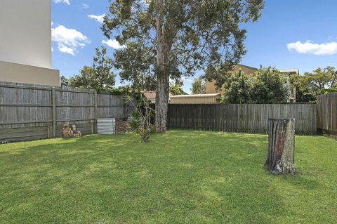 Charm And Comfort In This Ground Floor Unit With Water Views! Welsby Pde, Bongaree - Accommodation Cairns 8
