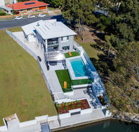 Stunning Canal Home Oh So Close To The Waterfront - Accommodation Cairns