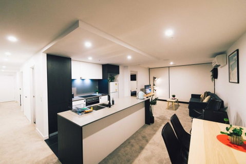 Mid Night Apartment Canberra City Onsite Parking - Accommodation Cairns 1