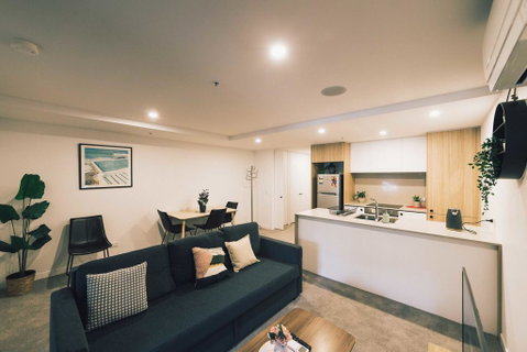 Mid Night Apartment Canberra City Onsite Parking - Accommodation Cairns 3