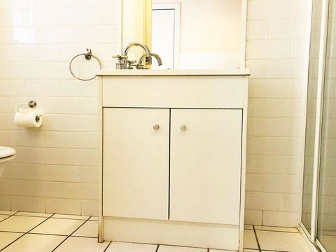 'Bagnall Views' 2/161 Government Rd - Stylish & Modern Duplex Across The Road To The Waters Edge - Accommodation Cairns 2