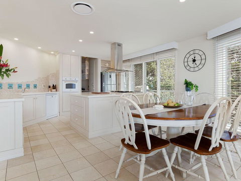 'Baylife Villa' 4a Warruga St - Large Home With WIFI, Netflix, Aircon, Linen & Spectacular Views - Accommodation Cairns 3