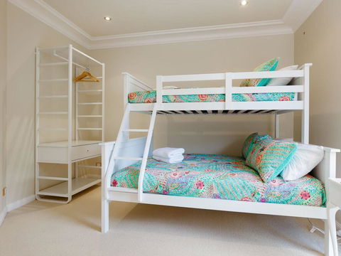 'Baylife Villa' 4a Warruga St - Large Home With WIFI, Netflix, Aircon, Linen & Spectacular Views - Accommodation Cairns 1