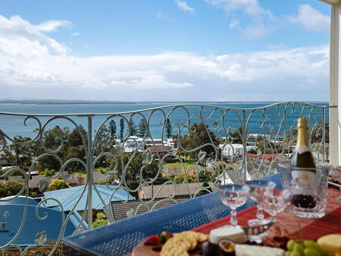 'Baylife Villa' 4a Warruga St - Large Home With WIFI, Netflix, Aircon, Linen & Spectacular Views - Accommodation Cairns 0