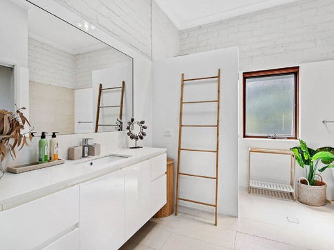 'Nunkeri', 5 Kerrie Close - Stunning House With Fabulous Views, Linen, WIFI & Air Conditioning - Accommodation Cairns 3