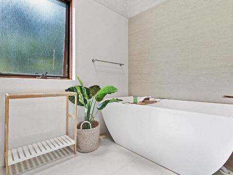 'Nunkeri', 5 Kerrie Close - Stunning House With Fabulous Views, Linen, WIFI & Air Conditioning - Accommodation Cairns 2