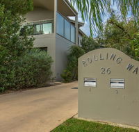 'Rolling Waves 2' on Ocean Drive - Accommodation Cairns