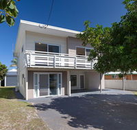 'SeaHaven' 2 Richardson Ave - Large home with Aircon Smart TV WIFI Netflix  Boat Parking - Accommodation Cairns