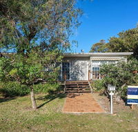'The Croft' 11 Boulder Bay Rd - Cosy Beach House with Aircon  only 270m to the Beach - Accommodation Cairns