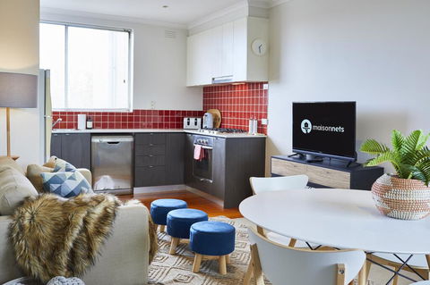 1 Bdrm Top Floor Apt With Sunroom - Accommodation Cairns 1