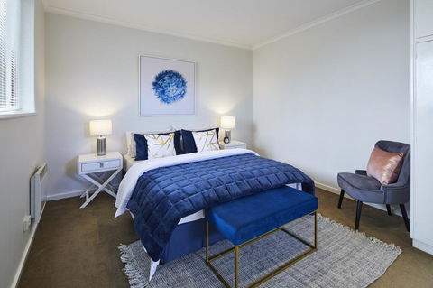 1 Bdrm Top Floor Apt With Sunroom - Accommodation Cairns 0