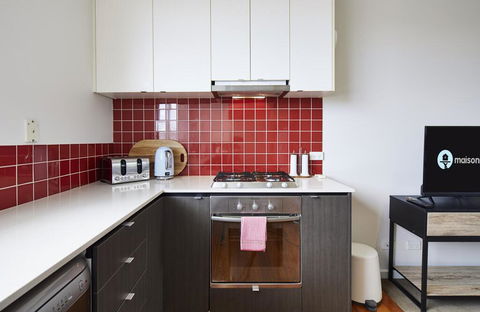 1 Bdrm Top Floor Apt With Sunroom - Accommodation Cairns 3