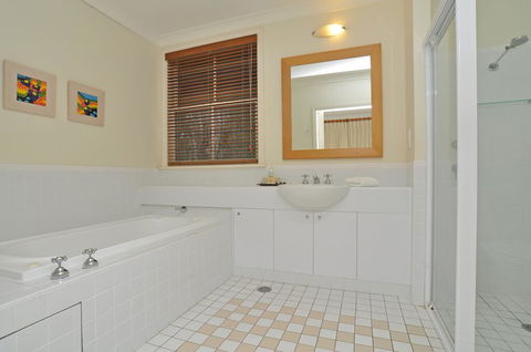 1 Bedroom Executive Villa Located Within Cypress Lakes - Accommodation Cairns 1