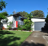 10 Double Island Drive - Modern family home centrally located swimming pool  outdoor area - Accommodation Cairns