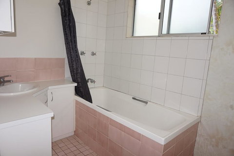 11 Bomburra Court - Rainbow Beach, Comfortable Beach House, Plenty Of Boat Parking - Accommodation Cairns 1