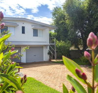 11 Riley St - Stylishly Modern - Accommodation Cairns