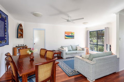 12 Ibis Court - Highset Beach House With Natural Bushland Gardens And Covered Decks - Accommodation Cairns 3