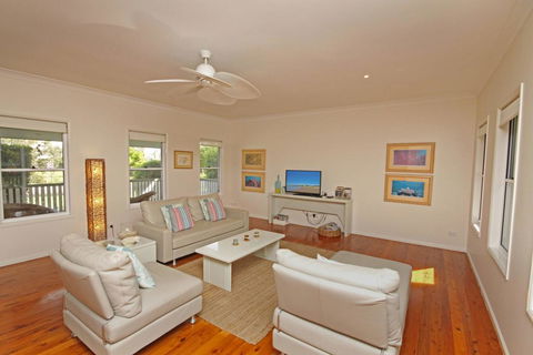 16 Beachway Pde, Marcoola: Linen Incl, WiFi, Pet Friendly, A/Cond. 500 BOND - Accommodation Cairns 3
