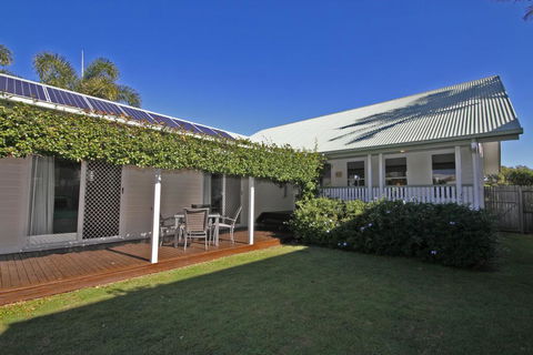 16 Beachway Pde, Marcoola: Linen Incl, WiFi, Pet Friendly, A/Cond. 500 BOND - Accommodation Cairns 1