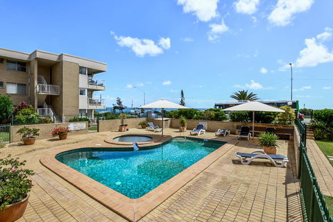 2 Bedroom Top Floor Unit - Ocean Views And Pool - Accommodation Cairns 3