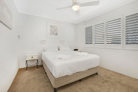 2 Bedroom Top Floor Unit - Ocean Views And Pool - Accommodation Cairns 2