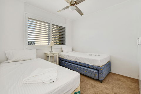 2 Bedroom Top Floor Unit - Ocean Views And Pool - Accommodation Cairns 1
