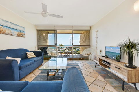 2 Bedroom Top Floor Unit - Ocean Views And Pool - Accommodation Cairns 0