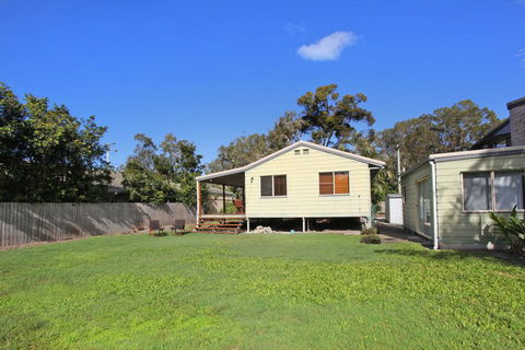 24 Sundew Street, Mudjimba - 500 Bond - Pet Friendly, Linen Supplied, WIFI, Air Cond. - Accommodation Cairns 1