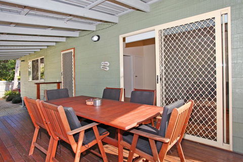 24 Sundew Street, Mudjimba - 500 Bond - Pet Friendly, Linen Supplied, WIFI, Air Cond. - Accommodation Cairns 3