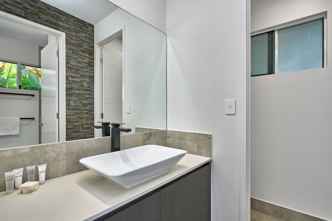 Canopy Views Holiday House With Heated Pool - Accommodation Cairns 3