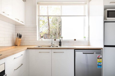 CBD Apartment By The Park: WiFi & Parking - Accommodation Cairns 3